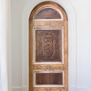 Handgeschnitzte benutzerdefinierte gewölbte Haustüren, antike Bogentür, Innenaußentüren, Scharnierschiebetüren, Gartentor, Speisekammer, Schrank, Taschentüren