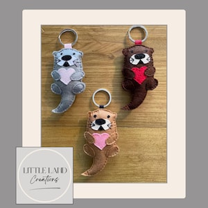 Handmade Felt Otter Keyring with Heart |  Brown, Beige, Grey or Custom Colours | Cute Animal Keychain | Gift for Otter Lovers