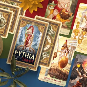 Puede incluir: Una baraja de tarot Pythia con una caja que muestra una figura con túnica roja, rodeada de varias cartas de tarot con escenas mitológicas, incluyendo una carta de la Reina de Espadas, un globo terráqueo y una rama de olivo.