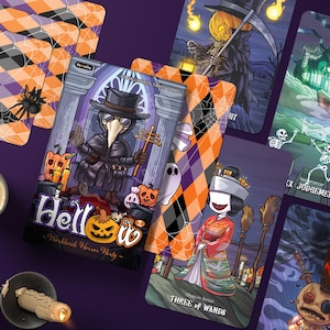 Może przedstawiać: Zestaw kart tarota o tematyce Halloween z kolorowymi ilustracjami lekarza plagi, ducha, szkieletów i dyni. Karty zawierają napisy, w tym Hellow, Three of Wands i Judgement, oraz pomarańczowo-czarne wzory.