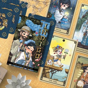 Pode incluir: Um conjunto de cartas de tarô com ilustrações em estilo chinês. As cartas apresentam obras de arte coloridas com personagens em trajes tradicionais. O baralho inclui cartas com títulos como "A Estrela" e "O Louco". Os versos das cartas têm um design floral azul e dourado.