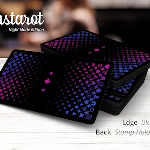 K&ouml;nnte beinhalten: Instarot Night Mode Edition Tarotkarten. Die Karten haben einen schwarzen Hintergrund mit einem Farbverlauf aus rosa und blauen Formen. Die Kanten sind schwarz gespr&uuml;ht und die R&uuml;ckseite hat eine Stempel-Hologrammfolie.