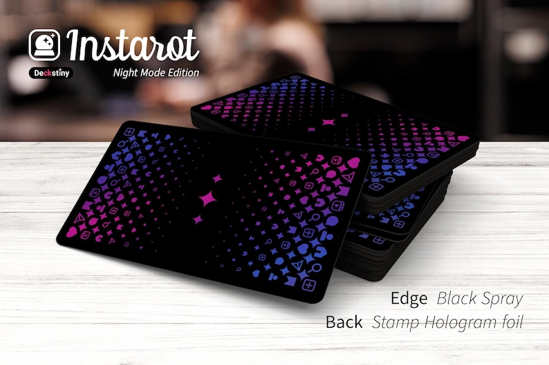 K&ouml;nnte beinhalten: Instarot Night Mode Edition Tarotkarten. Die Karten haben einen schwarzen Hintergrund mit einem Farbverlauf aus rosa und blauen Formen. Die Kanten sind schwarz gespr&uuml;ht und die R&uuml;ckseite hat eine Stempel-Hologrammfolie.