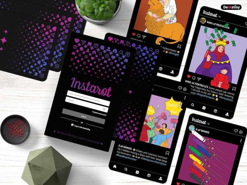 K&ouml;nnte beinhalten: Draufsicht auf Instarot-Tarotkarten und einen Login-Bildschirm auf einer wei&szlig;en Oberfl&auml;che. Die Karten zeigen farbenfrohe Illustrationen und Text. Der Login-Bildschirm zeigt das Instarot-Logo und Login-Felder. Eine kleine Pflanze und dekorative Objekte sind ebenfalls vorhanden.