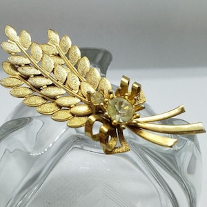 Sarah Coventry Vintage Signed Brushed Gold Tone Leaves Rhinestone Brooch Pin