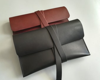 Wickeltasche aus italienischem Vollnarbenleder, handgefertigte lässige Alltags-Clutch, schwarz / braune Clutch-Geldbörse, Abendtasche aus Leder