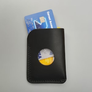 Porta carte di credito con passante per pollice cucito a mano in pelle italiana, porta carte minimalista, portafoglio compatto per carte, portafoglio con tasca frontale