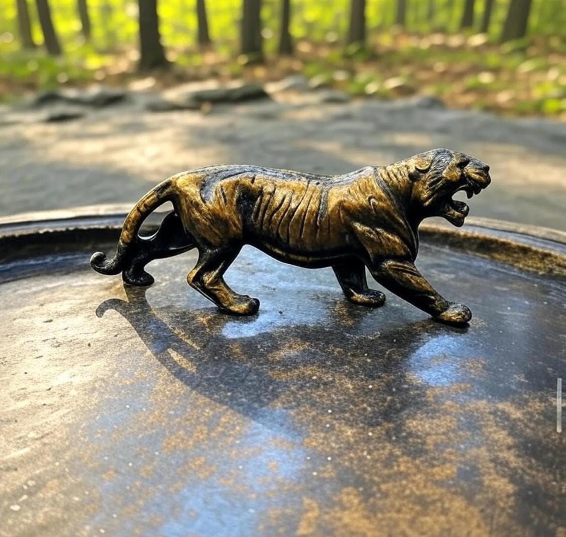 ブロンズ製トラの彫刻 bronze tiger statue ブロンズ製トラの彫刻