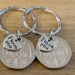 Pièces de monnaie et breloques 20e anniversaire de mariage 2005 polies sur porte-clés dans un sac cadeau Cadeau pour mari, femme, petit ami, petite amie, amis, lot de 2