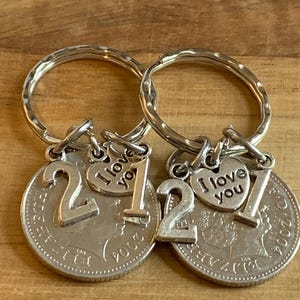 21e huwelijksverjaardag gepolijst 2004 Munten en bedels aan sleutelhangers in cadeauzakje Cadeau voor man vrouw vriendin vriend vrienden set van 2