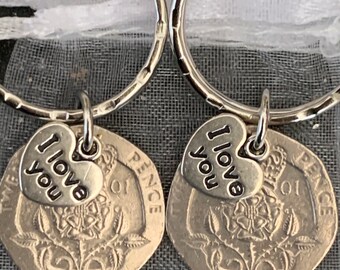 NEW PAIR OF 20th WEDDING ANNIVERSARY GIFT 2001 COIN KEYRINGS /& CHARMS GIFT BAG