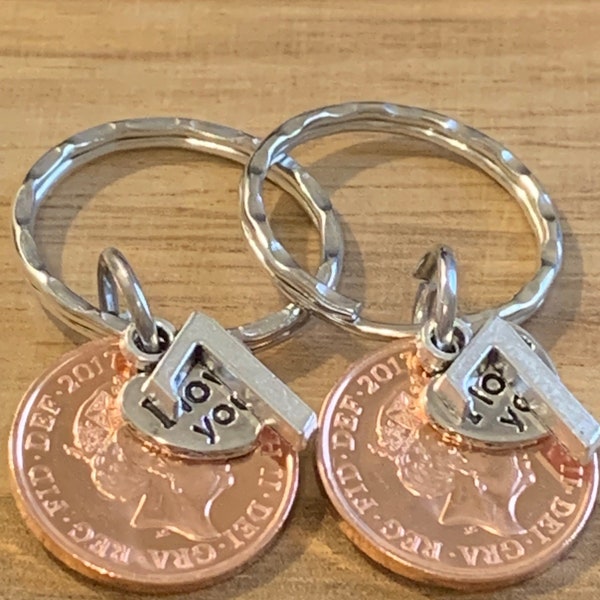 New Pair Of Polished 2017  1p Coins 7th Wedding Anniversary (Copper) Gift Keyrings In Bag