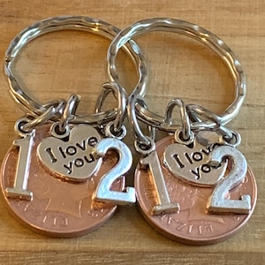 12. Hochzeitstag Geschenk Poliert 2013 Münze & Charms auf Schlüsselanhänger In Geschenk Tasche Geschenk für Mann Frau Jemand Besonderes 2er Set