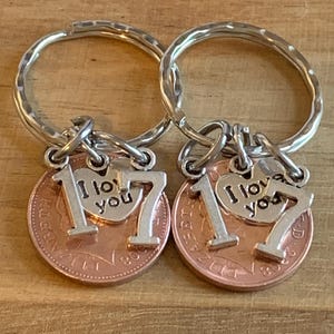 Portachiavi con moneta e ciondolo regalo lucidato per il 17° anniversario di matrimonio del 2008 in sacchetto regalo, regalo per marito, moglie, fidanzato, fidanzata, amici, set da 2 pezzi