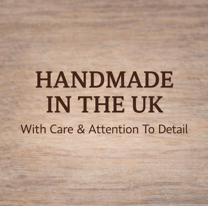Puede incluir: Un fondo de veta de madera marr&oacute;n claro con texto en marr&oacute;n oscuro que dice HANDMADE IN THE UK seguido del texto With Care & Attention To Detail. Las letras est&aacute;n centradas y utilizan una tipograf&iacute;a serif clara, negrita y legible.