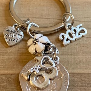 18e anniversaire 2007 Pièce polie et breloques sur porte-clés dans un sac cadeau pour fille, soeur nièce Meilleur ami Petite amie Quelqu&#39;un de spécial