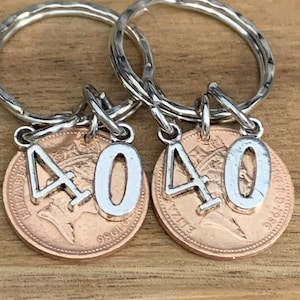 40e huwelijksverjaardagscadeau gepolijst 1986 Munten en bedels op sleutelhangers in cadeauzakje Cadeau voor echtgenoot echtgenote vriend vriendin 2-delige set