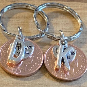 17th Jubiläumsgeschenk für Paare Personalisierte polierte 2008 Münze Schlüsselanhänger Andenken - Jubiläumsgeschenk In Geschenkbeutel Wählen Sie Initialen