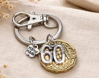 Regalo per il 60° compleanno: portachiavi con moneta portafortuna da tre pence del 1966 lucidata, regalo di compleanno per lui o per lei in confezione regalo.