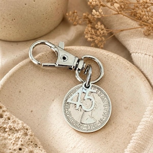 Geschenk zum 45. Geburtstag: Echte, polierte Vintage-Glücksmünze (Sixpence) mit Anhänger, Schlüsselanhänger und Taschenanhänger – Geschenk für Sie oder Ihn im Geschenksäckchen.