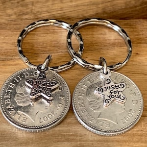 18e Huwelijksverjaardag 2007 Gepolijste Coin & Charm Sleutelhangers In Geschenktasje Voor Man Vrouw Vriendje Vriendin Vrienden Set van 2 stuks