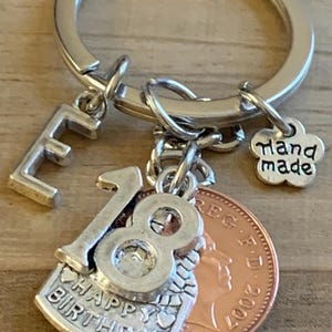 18º presente de aniversário personalizado 2007 Moeda e pingentes no chaveiro para ele ou ela Escolha a letra inicial