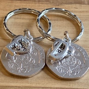 Prezent na 24. rocznicę ślubu dla par Spersonalizowana polerowana moneta z 2001 r. Breloczki do kluczy pamiątka - prezent rocznicowy W torbie prezentowej Wybierz inicjały