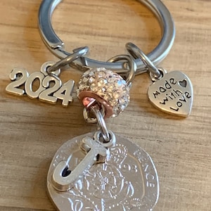 Moneda pulida personalizada de cumpleaños y dijes en llavero en bolsa de regalo para ella. Elija su año de nacimiento y letra inicial en el cuadro desplegable