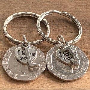 12. Jahrestag Geschenk für Paare Personalisierte Poliert 2013 Münze Schlüsselanhänger Andenken - Jahrestag Geschenk In Geschenkbeutel Wählen Sie Initialen