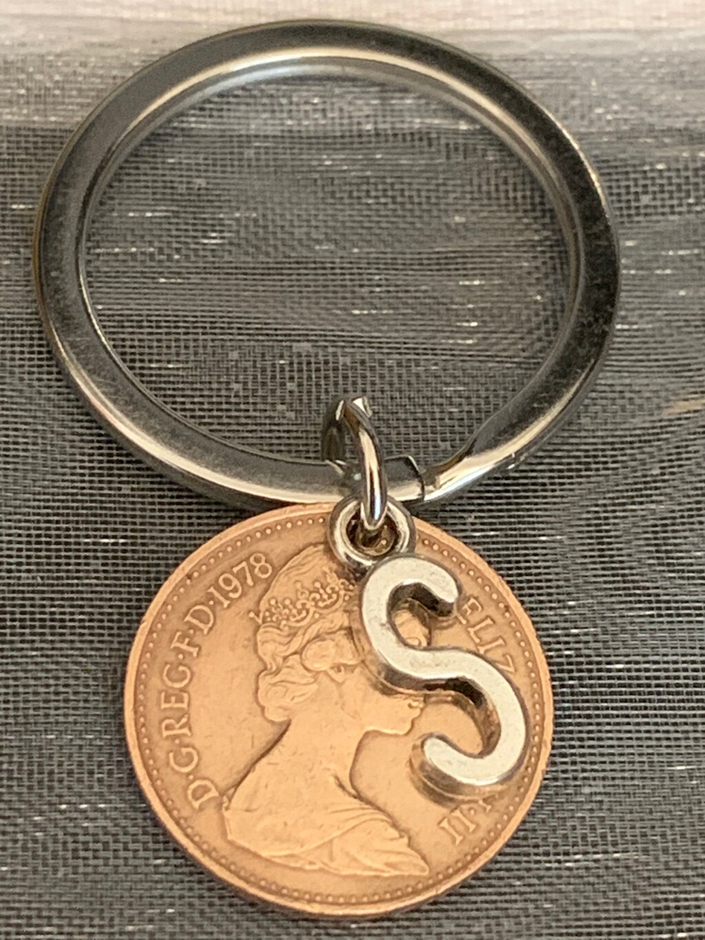 Portachiavi Per 26° Compleanno Con Incisione: "The Legend Was Born In 1999". Regalo Originale In Acciaio Inox Per Lui O Lei, Con Sacchetto Incluso.