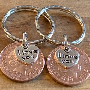 Monete e ciondoli lucidati del 2005 per il 20° anniversario di matrimonio su portachiavi in sacchetto regalo, regalo per marito, moglie, fidanzato, fidanzata, amici, set da 2 pezzi
