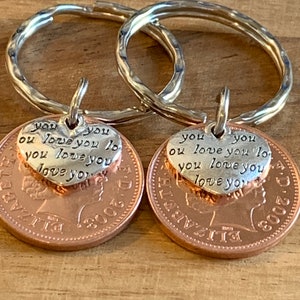 Llaveros con monedas de regalo para el 22.º aniversario de bodas de 2003 en una bolsa de regalo. Regalo único para parejas