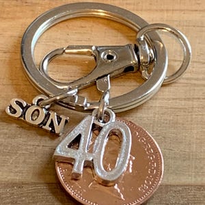 Cadeau de 40e anniversaire pour fils Pièce de monnaie porte-bonheur polie 1985 et breloques sur porte-clés dans un sac cadeau Souvenir d&#39;anniversaire