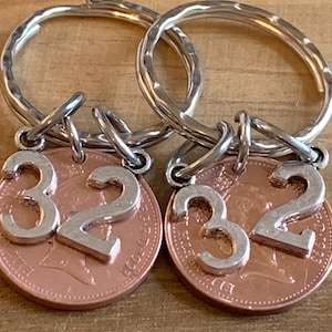 Monedas y dijes pulidos del 32.º aniversario de bodas de 1993 en llaveros en bolsa de regalo, regalo para esposo, esposa, novia, novio y amigos, juego de 2 piezas