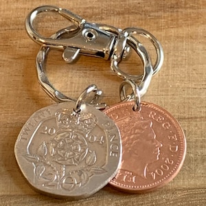 Pièces de monnaie 2004 polies pour le 21e anniversaire sur un porte-clés dans un sac cadeau