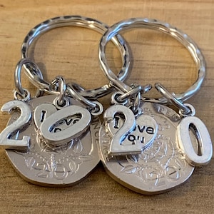 Pièces de monnaie et breloques 20e anniversaire de mariage 2005 polies sur porte-clés dans un sac cadeau Cadeau pour mari, femme, petit ami, petite amie, amis, lot de 2