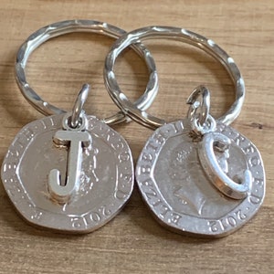 13. Jahrestag Geschenk für Paare Personalisierte Poliert 2012 Münze Schlüsselanhänger Andenken - Jahrestag Geschenk In Geschenkbeutel Wählen Sie Initialen