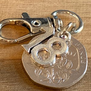 Pièce de monnaie polie et breloques pour le 18e anniversaire de son fils, fille, frère et soeur, nièce, neveu, petit ami, petite amie