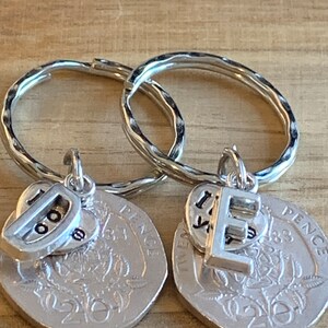 42. Jahrestag Geschenk für Paare Personalisierte polierte 1983 Münze Schlüsselanhänger Andenken - Jahrestagsgeschenk In Geschenkbeutel Wählen Sie Initialen