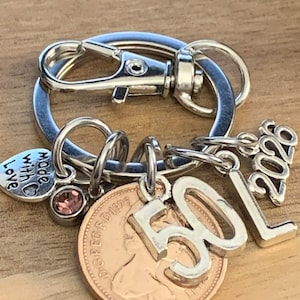 50. Geburtstag oder Jahrestag personalisiertes Geschenk 1976 Münze & Anhänger am Schlüsselring in Geschenktasche Wählen Sie Initial und Birthstone Geschenk für Sie oder Ihn