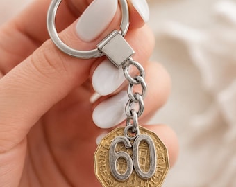 Portachiavi con moneta da tre penny del 1966 lucidata a specchio e ciondoli in sacchetto regalo per il 60° compleanno, ideale per mamma, papà, zia, zio, marito e moglie.