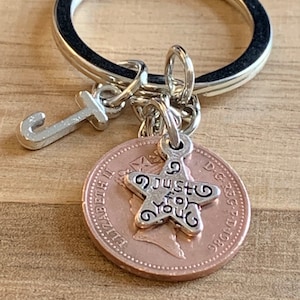 Chaveiro personalizado da sorte e apenas para você, presente de aniversário para ele ou ela, em bolsa de presente, escolha o ano de nascimento e a letra inicial