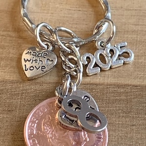 Llavero con moneda y dijes pulidos del 8.º aniversario de bodas (cobre) de 2017 en bolsa de regalo
