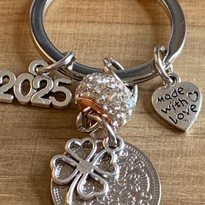 69. Geburtstag poliert 1956 Lucky Sixpence & Four Leaf Clover Charm Schlüsselanhänger Geburtstag oder Jahrestag Geschenk für sie in Geschenktasche