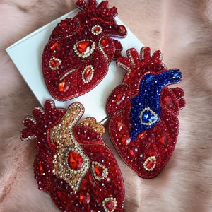 大型解剖学的ハートブローチ、数量限定、手刺繍のステートメントジュエリー、赤いビーズのハート。