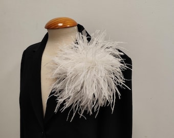Große 23 cm weiße Straußenfeder Brosche, Feder Anstecknadel, Statement Brosche für Blazer, Hochzeitsgast Accessoire, handgemachter Feder Corsag.