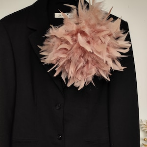 Rosa Feder Brosche, zart rosa Jacke Brosche, flauschige Blumen Brosche, Cottagecore Brosche, handgemachtes Geschenk für Frauen