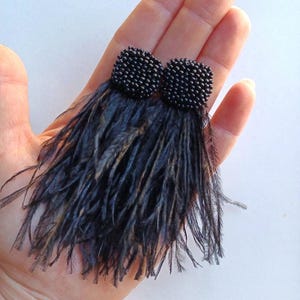 Orecchini con piume di struzzo nere, orecchini con piume di struzzo nere, orecchini con perline nere, orecchini lunghi da carnevale nero