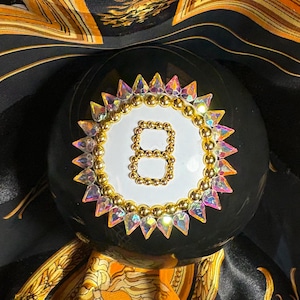 Bedazzled Magic 8 Ball - Divertente giocattolo da scrivania - Cartomanzia - Opera d'arte nostalgica - Per bambini anni '90 - Vintage - Decorazione funky - Giocattolo funzionale