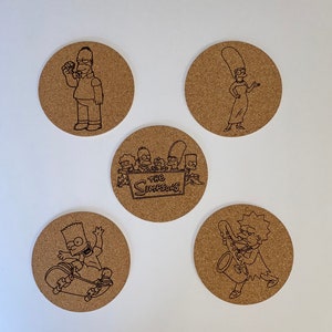 以下が含まれることがあります： シンプソンズのキャラクターが描かれた、丸いコルクコースター5枚セット。ホーマーがドーナツを食べている姿、マージ、スケボーに乗るバート、サックスを演奏するリサ、番組ロゴが描かれています。